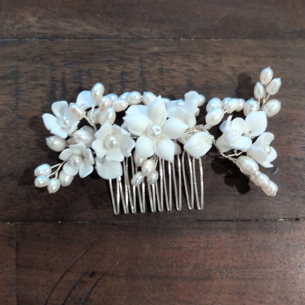Elegant Pearl Floral Hair Comb